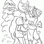 Kardan adam yaparak çocuklar